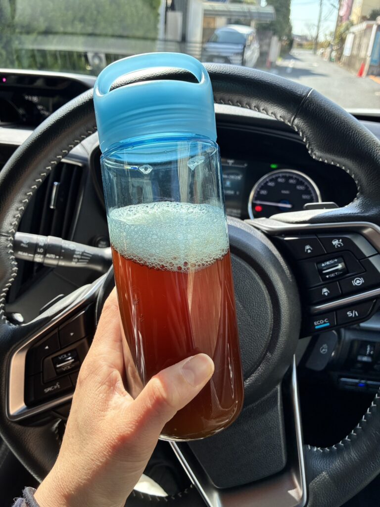 1日ファスティング中にボトルを持って外出する様子