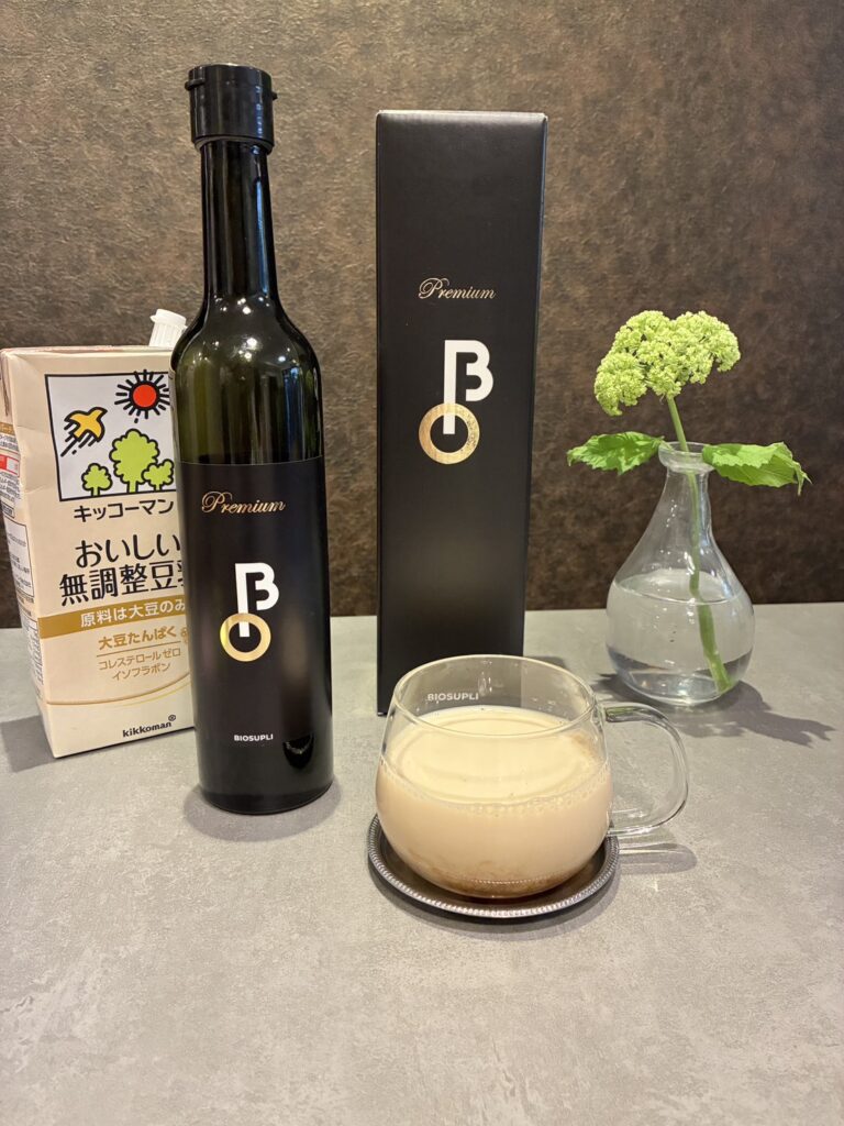 1日ファスティングの夜に豆乳割りを飲む様子